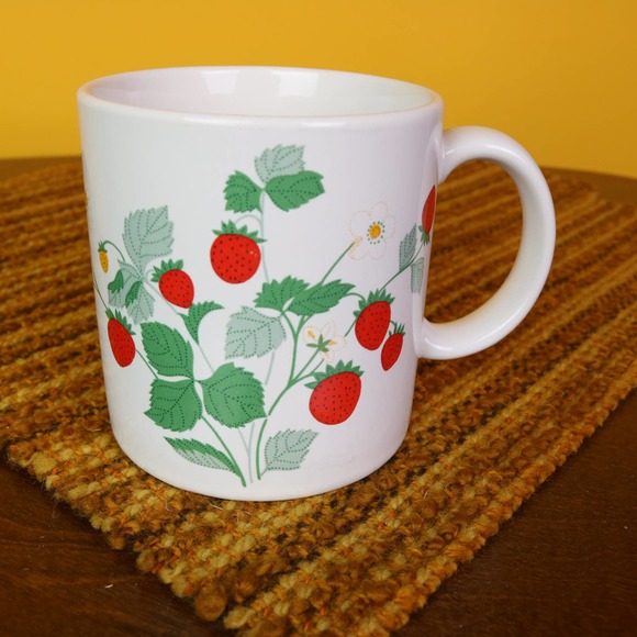 Unbranded Other - Vintage White Strawberry Mug